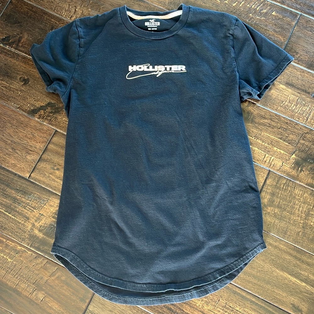 HOLLISTER T-shirt.